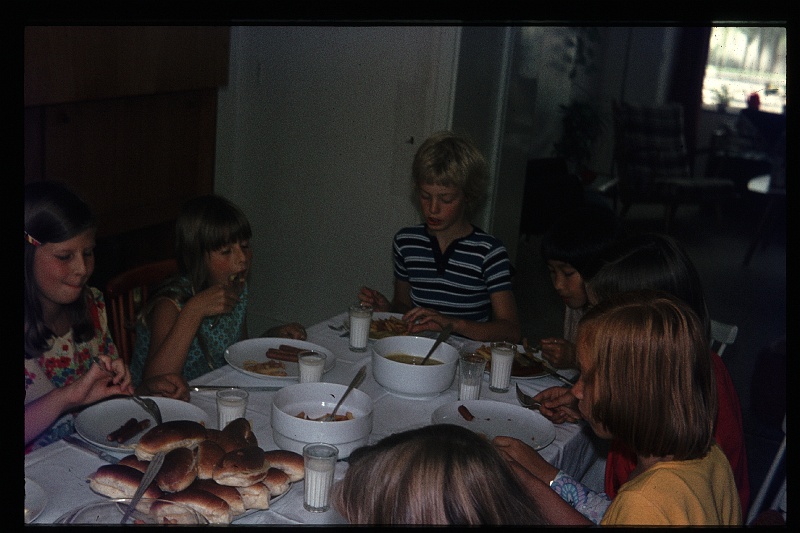 18.Delft aug 1974 Yvonne,Annette,San,Peter.JPG